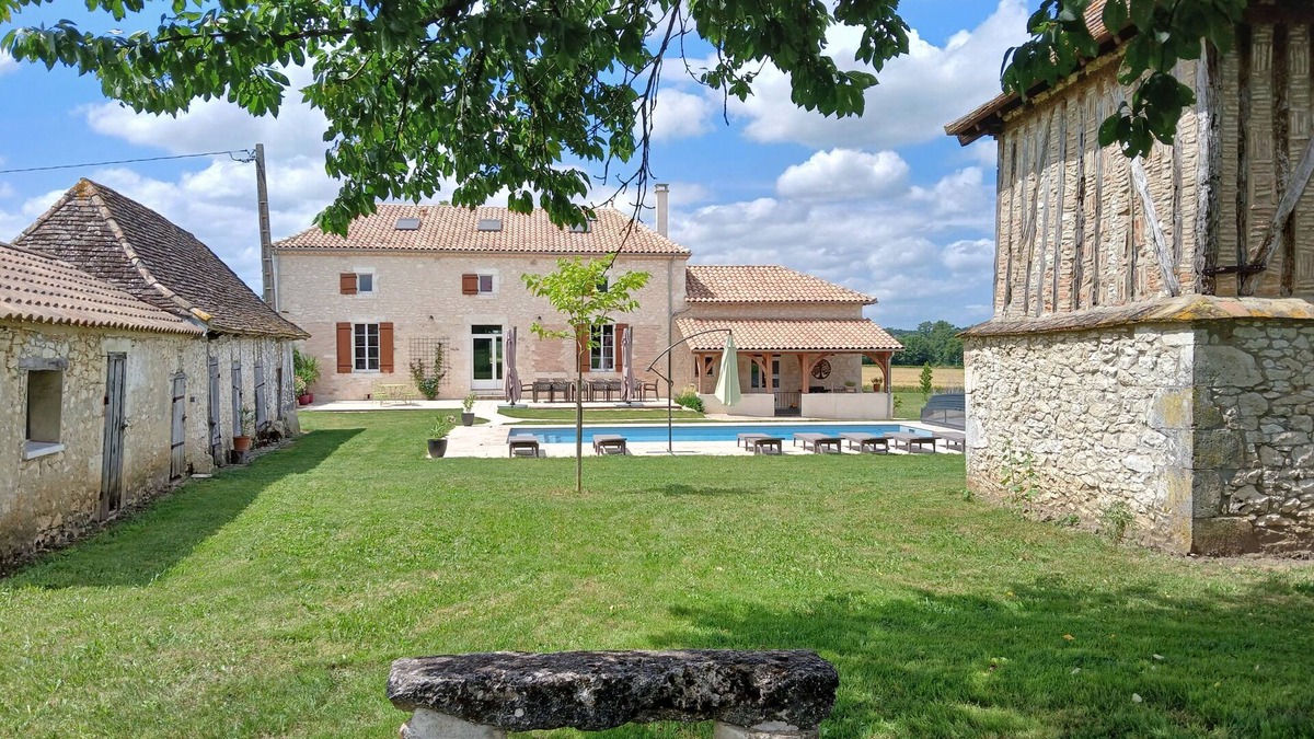 Castillonnes Villa | Large renovated air-conditioned gîte in the countryside with heated swimming pool 6 bdrms 15p