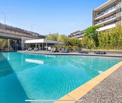Bowen Hills Apartment | LARGE RESORT APARTMENT in the HEART of Brisbane