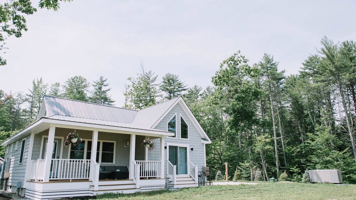 North Sebago Cottage | LARGE RESORT WITH 12 PROPERTIES. NATURAL POND FOR SWIMMING. CAFE ON SITE.