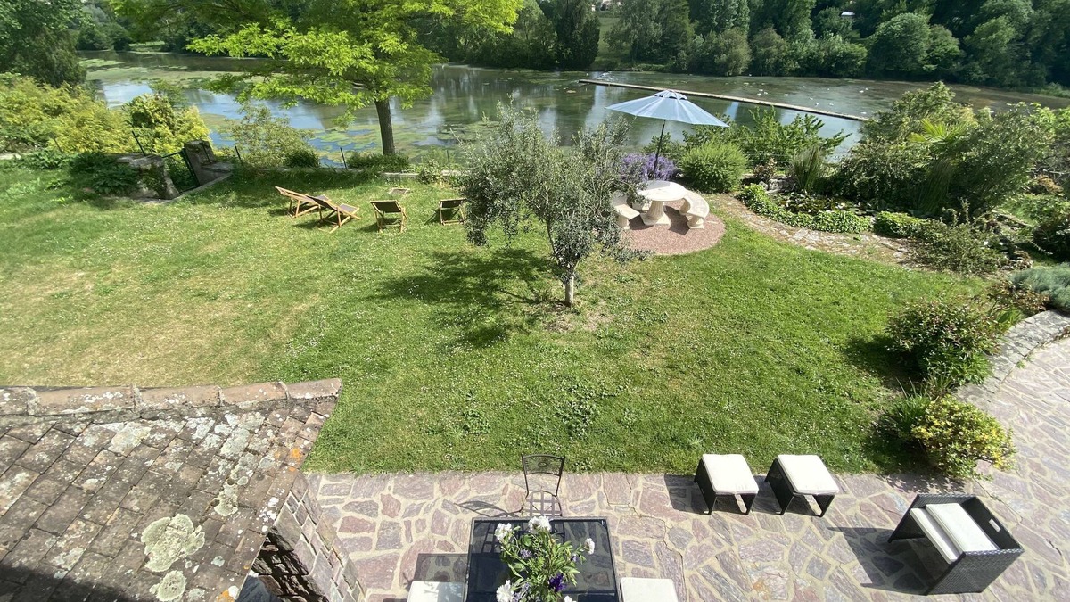 Touvre House | Large Riverfront Getaway Home