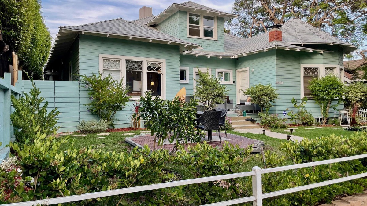 Pico House | Large Room Available in a Beautiful Victorian Manor in Santa Monica
