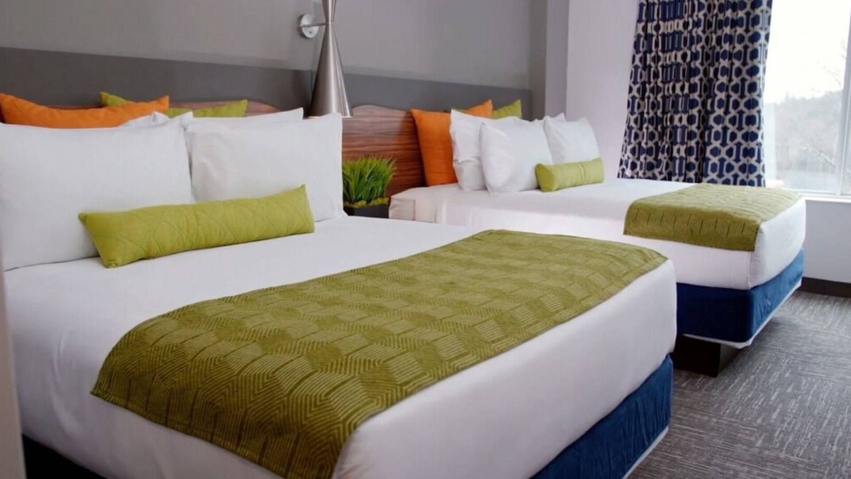 Circleville Resort | Large Room w/Patio Close to Monticello Casino and Raceway! Waterpark & Arcade!