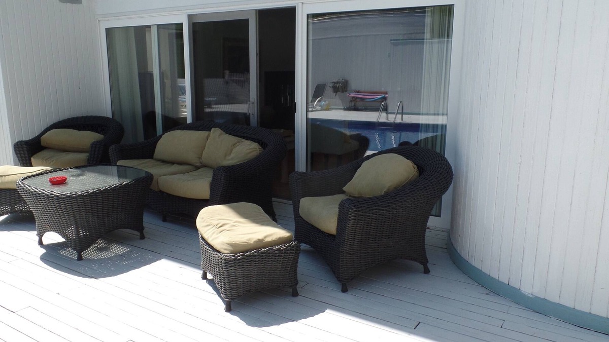 Noyack Bed & Breakfast | Large Room w use of pool/tennis in Spacious home