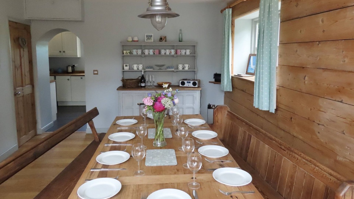Manorbier Cottage | Large seaside cottage with spacious garden, in a quiet area close to beach.