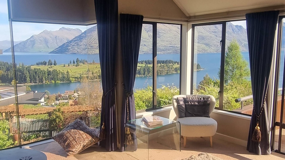 Queenstown House | Large Separate Dwelling With Panoramic Lake View 5min Walk to Queenstown Centre