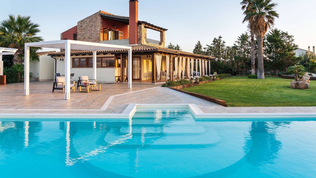 Paceco Villa | large sicily villa to rent near Trapani with AC, pool, Wi-Fi, walk to town