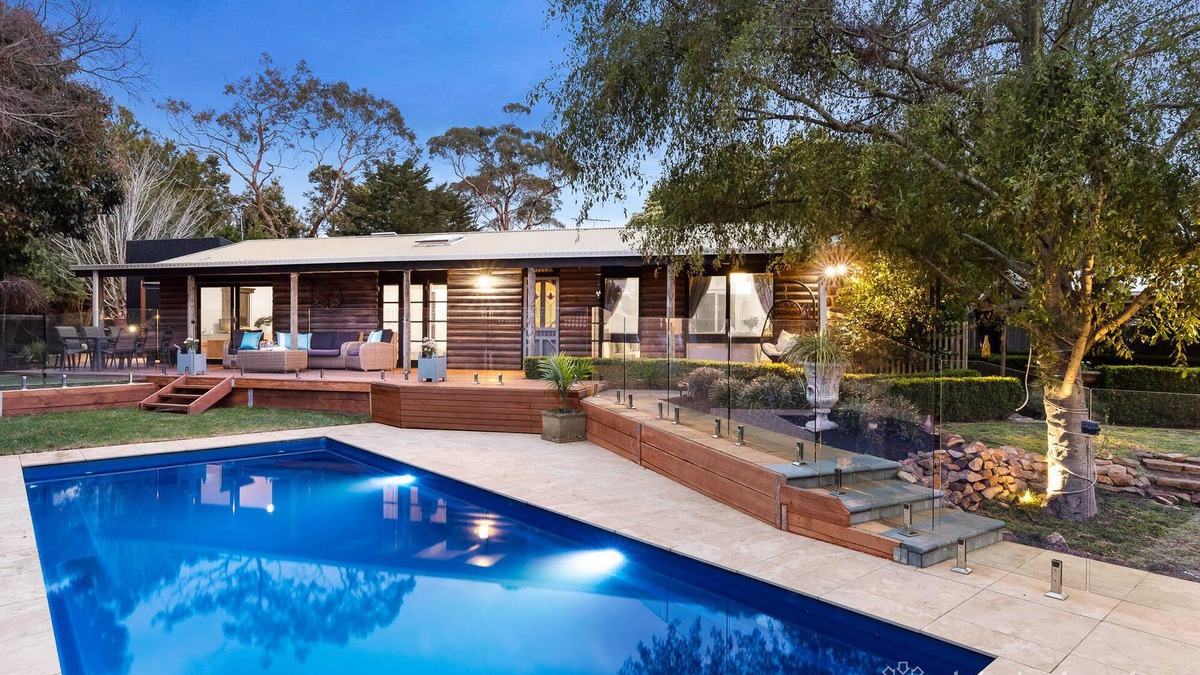 Mount Eliza House | Large solar heated pool, fully fenced secure grounds, sleeps 6 over 3 bedrooms