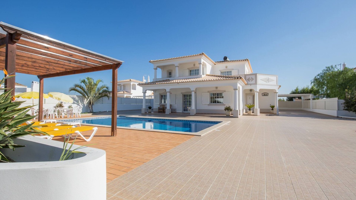 Albufeira Villa | Large Spacious 4 Bed Villa With Private Pools, Air Conditioning And Sea Views