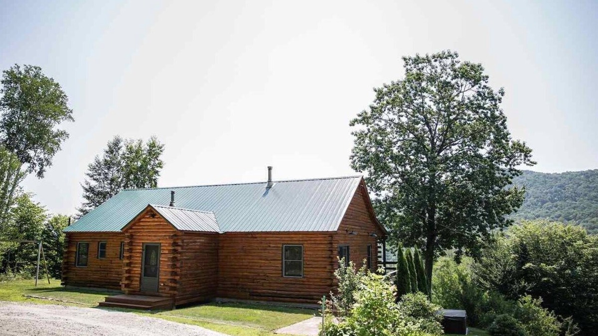 Ellsworth Cabin | Large, Spacious Log Cabin home in the White Mountains, Pet friendly!