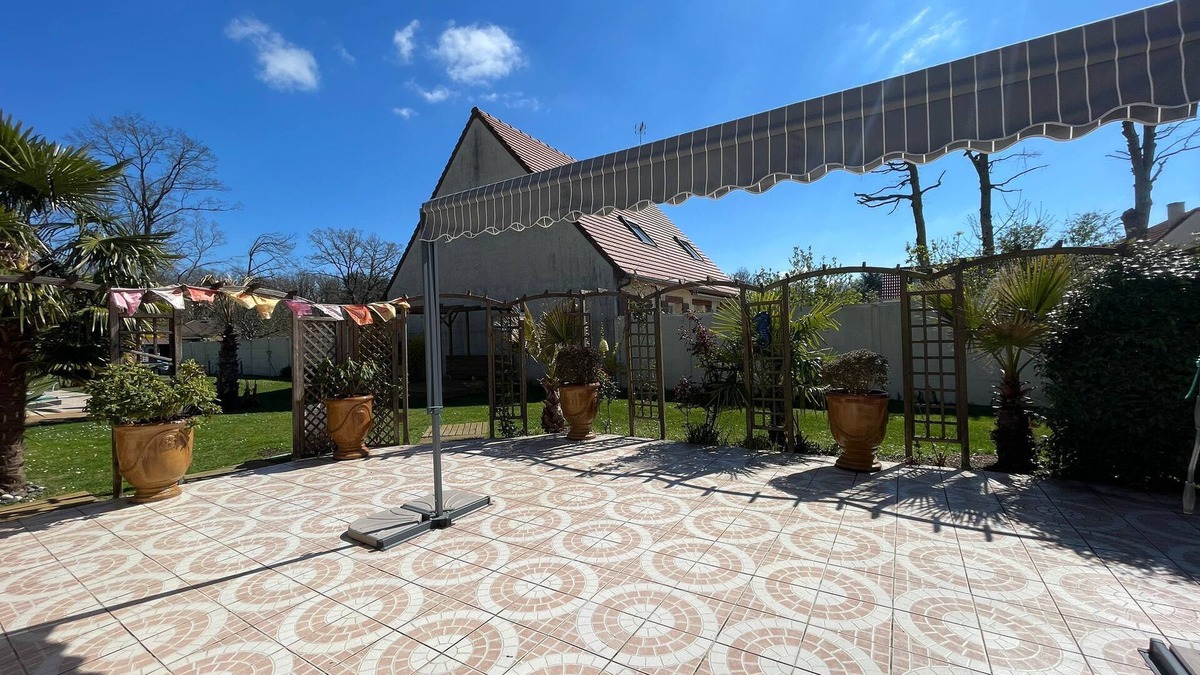 Dammarie Les Lys Cottage | Large studio close to the forest
