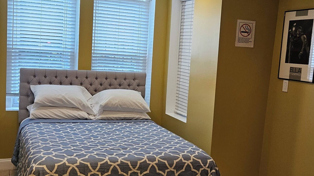 Truxton Circle Apartment | Large studio close to metro in Eckington/Shaw
