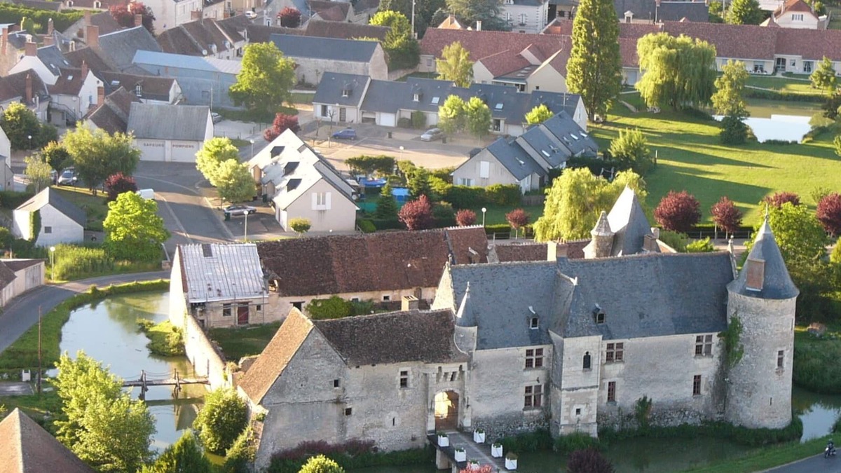 Chemery Other | Large studio/gîte in a Renaissance château 15 km from Beauval. Out of time