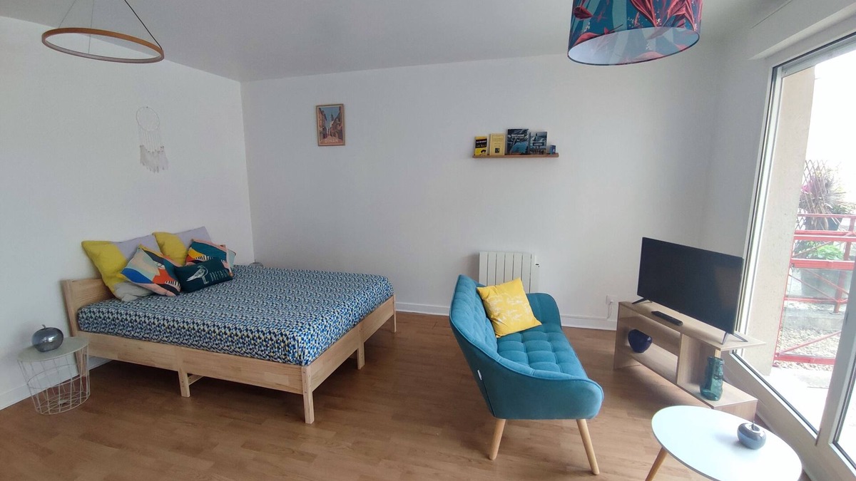 Dinan Apartment | Large Studio in quiet inner-city location