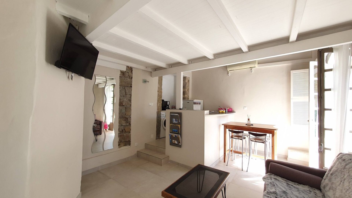 Monticello Apartment | LARGE STUDIO IN VILLAGE HOUSE NEAR THE SEA