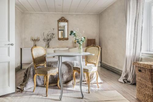 Eskilstuna Municipality Villa | Large Stylish Charming House With Big Garden