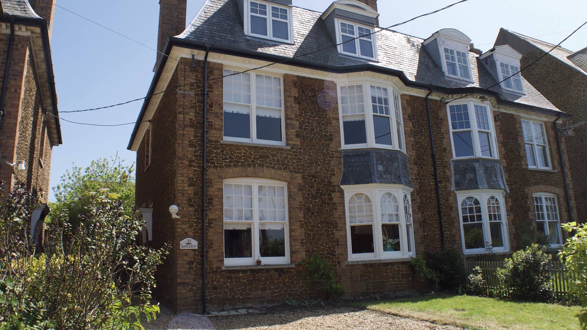 Hunstanton House | Large Stylish Victorian Villa - steps from the beach and town facilities