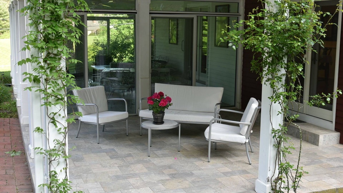 Woodbury House | Large, Sunny 4 Bedroom Home Sleeps 8 and 1 minute to Five Fabulous Restaurants