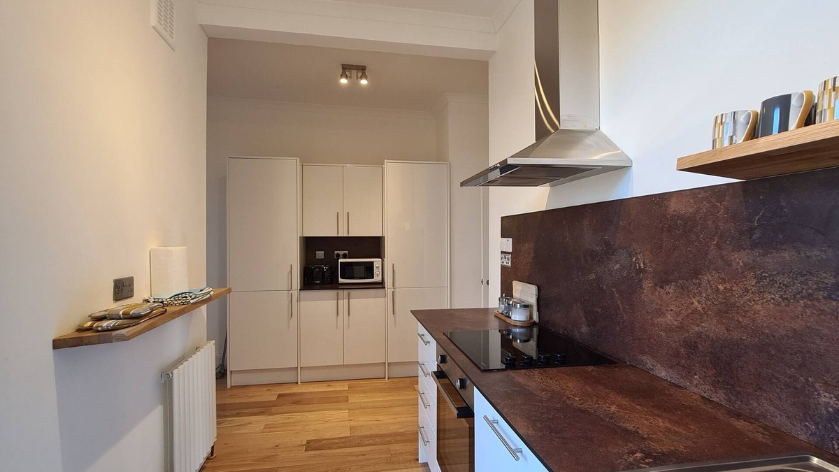 Catford Apartment | Large sunny fresh two bedroom apt in London ideal for tourists, refurbished
