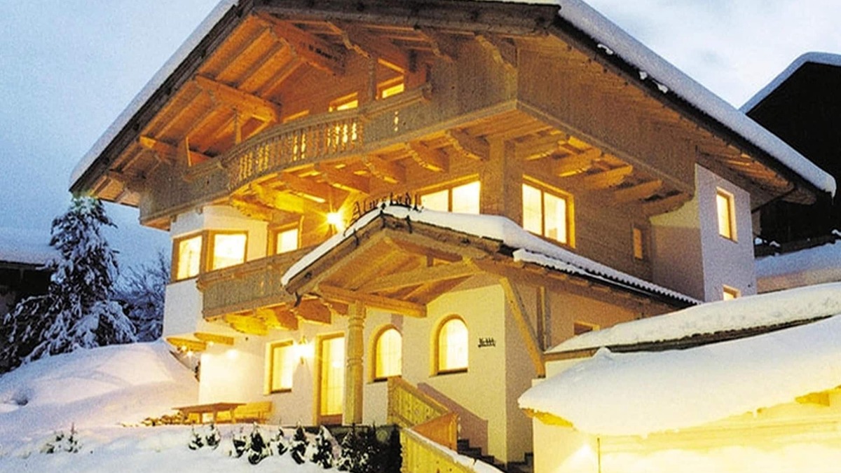Oberau Apartment | Large sunny holiday apartment, 800m to the ski bus