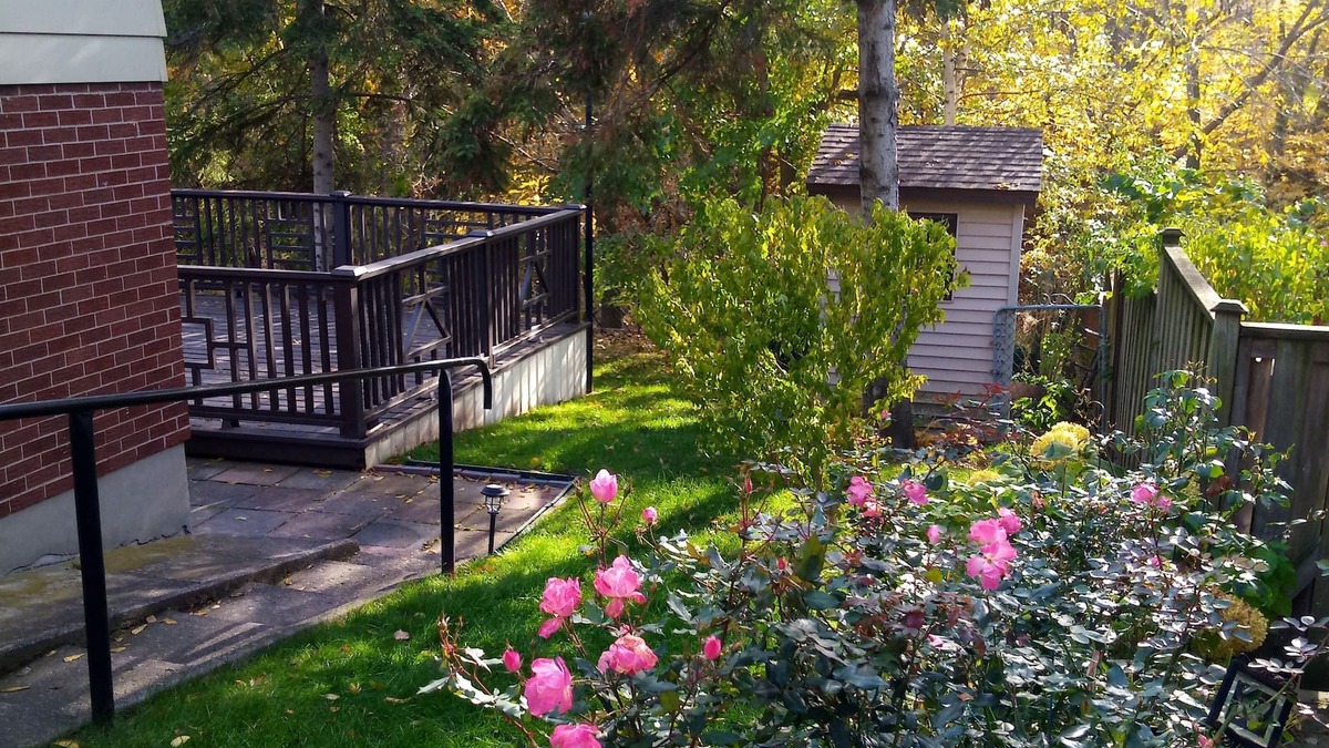 St. Catharines Apartment | Large,sunny, two-room suite accessed from deck on wooded ravine.Eat-in kitchen.