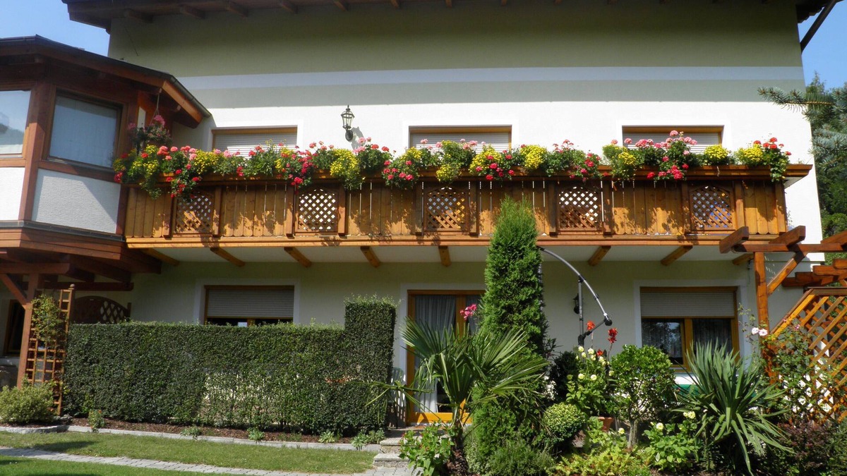 Gloggnitz Apartment | Large sunny vacation apartment, private entrance