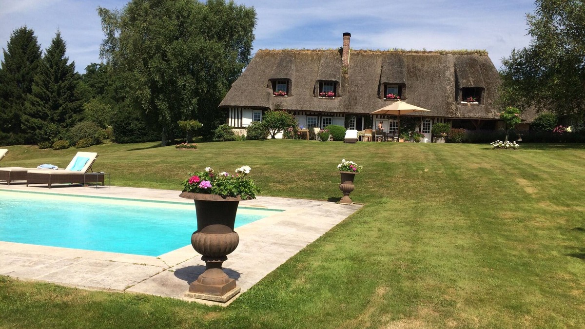 Saint-Benoit-d'Hebertot House | Large Thatched Cottage with Pool