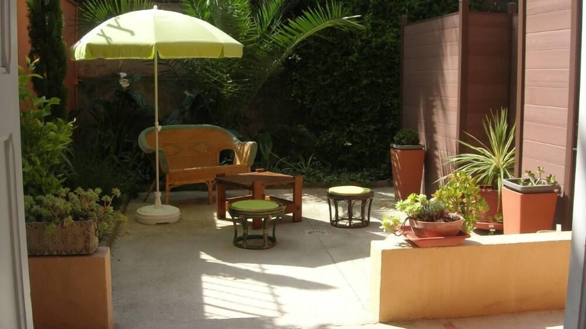 Les Remparts Apartment | Large T2 of character, downtown with garden/patio.