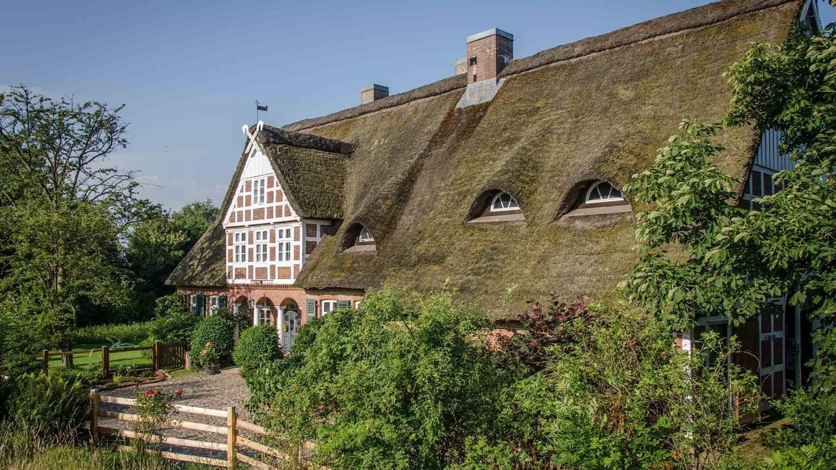 Hechthausen House | Large thatched house with garden and jetty directly on the Oste river