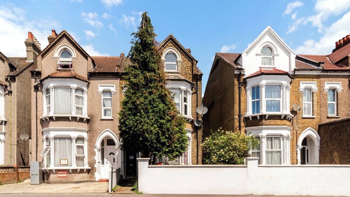 Bensham Manor Apartment | Large Thornton Heath Studio minutes from the station!