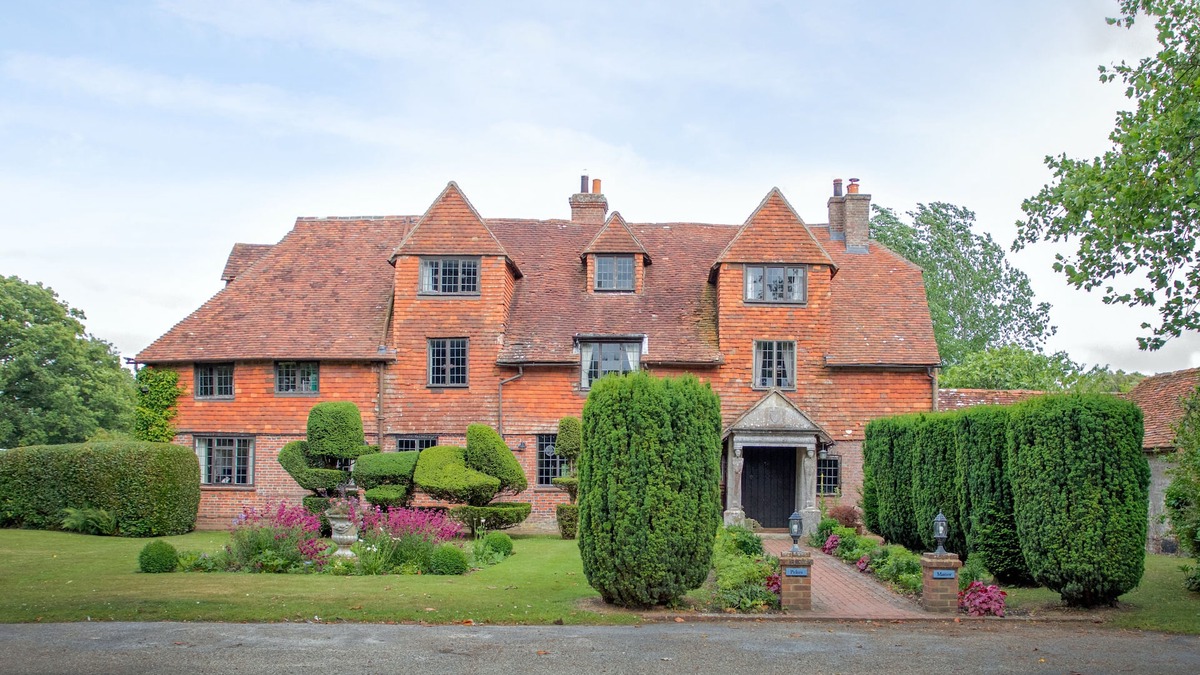 Chiddingly House | Large Tudor Manor House with Private Jacuzzi & Indoor Pool, Sleeps Max 20.