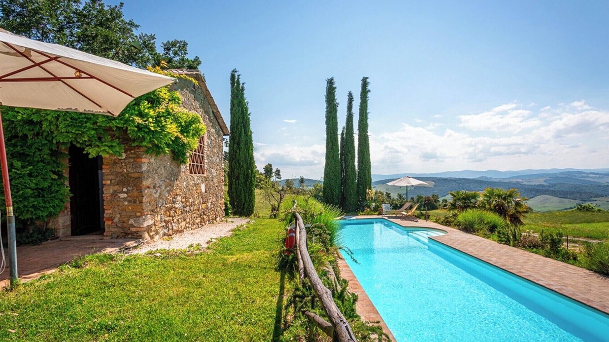Volterra House | Large Tuscan farmhouse with huge swimming pool