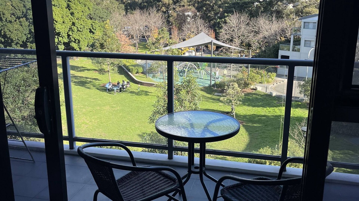 Zetland Apartment | Large two Queen bed apartment- spa/pool area access
