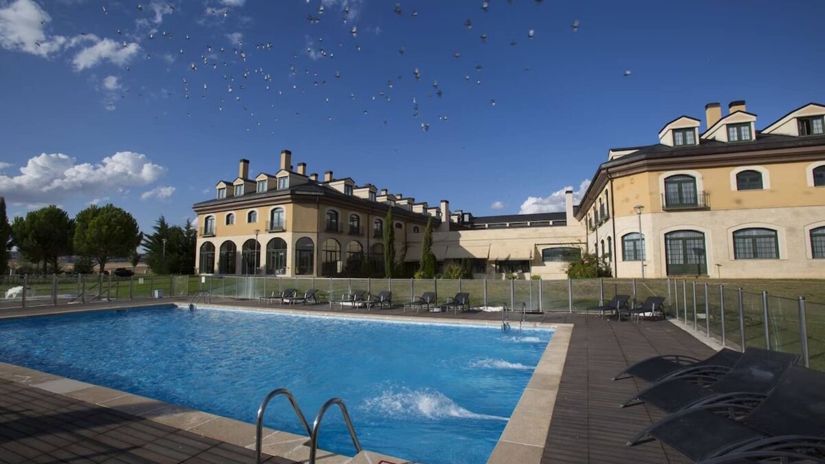 Cebreros Hotel | Large Unit with Easy Golf Access Ideal for Leisure Travelers