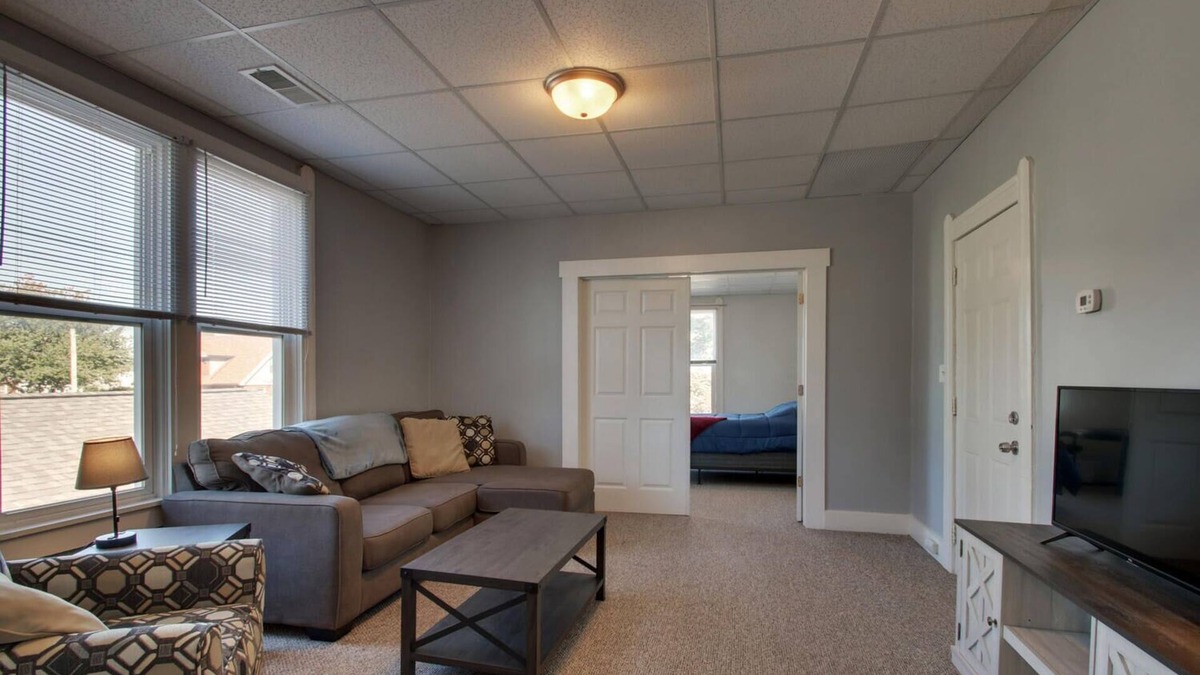 Quincy Apartment | Large Updated Upper 1-bedroom West Facing w/Wi-Fi