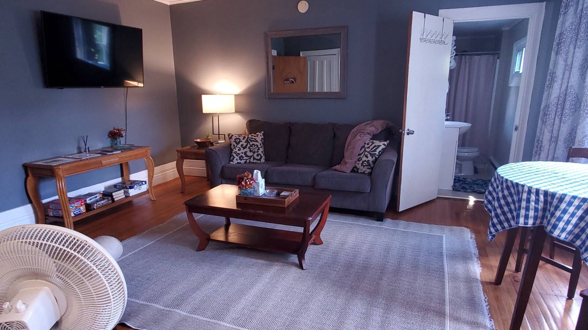 Auburn Apartment | Large Upper 1 bedroom apartment, pet friendly