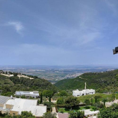Isfiya Apartment | Large Vacation Apartment With A Stunning View In Isfiya, Mount Carmel - דירת נופש עם נוף מדהים בעספיא