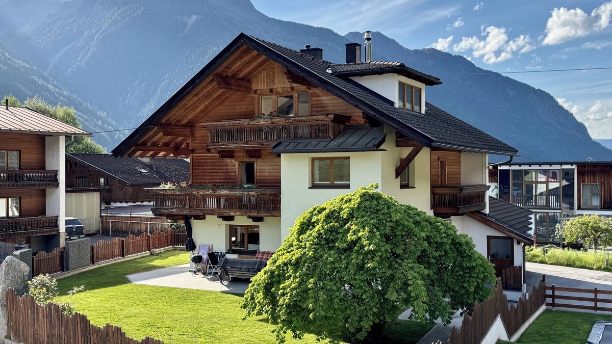 Umhausen House | Large vacation home for up to 18 people with open-plan living and dining area