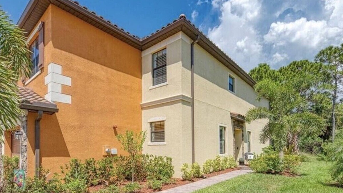 Gran Paradiso Condo | Large Venice townhome plenty of space community pool, 15 minutes from 3 beaches