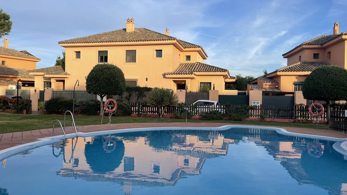 El Puerto de Santa Maria House | Large villa in Vistahermosa near Puerto Sherry Marina with pool sleeps 15