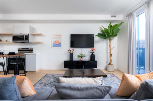Palmerston Apartment | Large Victorian Sleeps 6 by UofT