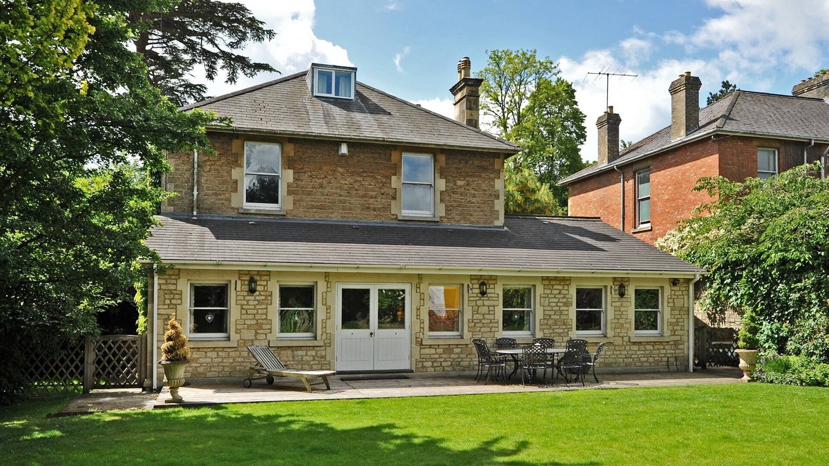 Chippenham House | Large Victorian Town House. Pets welcome. Great for families or house parties