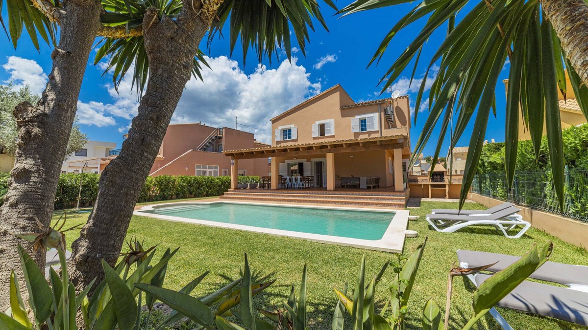 es Bacares Villa | Large villa for 10 with private pool and beach location, near Alcudia, Mallorca
