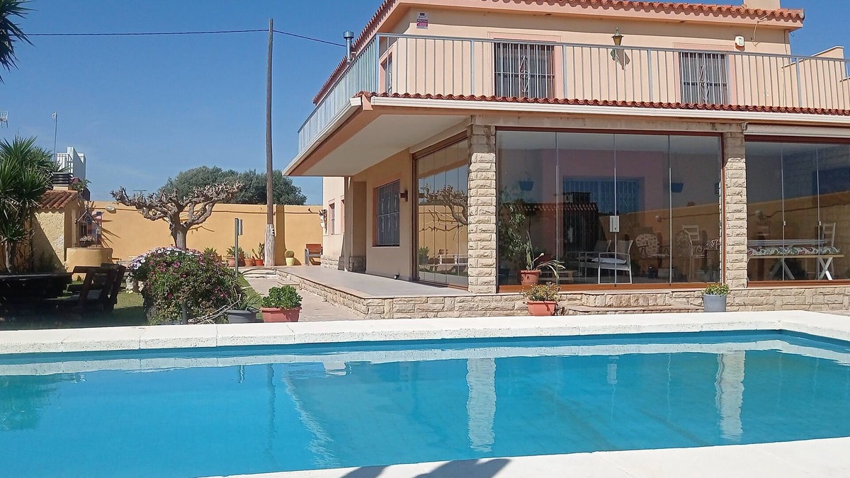 Vinaros Ski Chalet | Large villa in quiet area, very spacious and sunny (pet friendly).