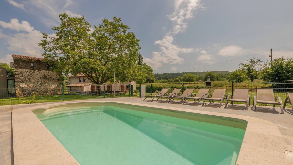Olot Villa | Large villa in the volcanic area of Olot, for 21 people with extensive garden