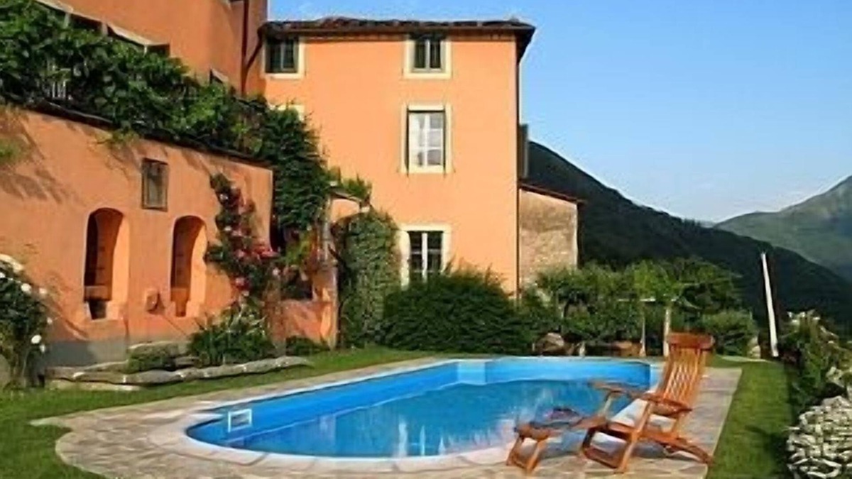 Borgo a Mozzano Villa | Large Villa Near Lucca In Tuscany With Pool And Mountain Views