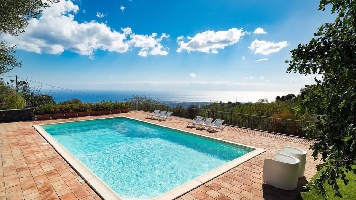 Milo Villa | Large Villa rental near Catania Sicily with private pool and airconditioning