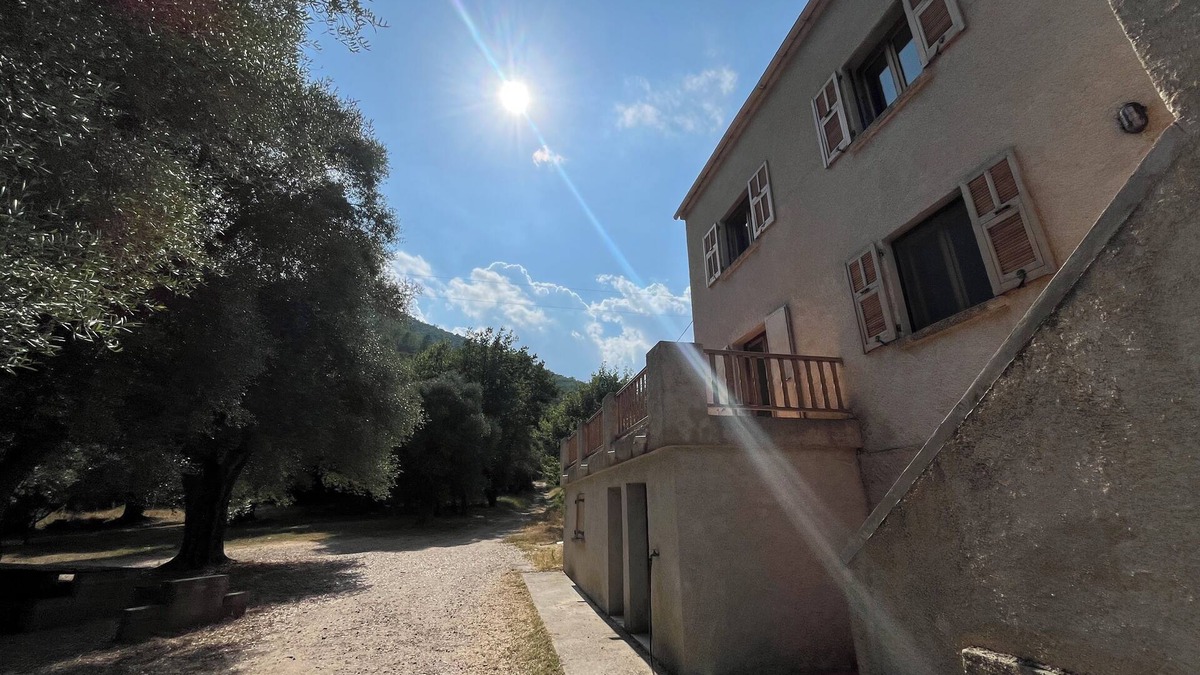 Riventosa Villa | Large Villa sleeps 14 in the Corsican maquis on the riverbank - 8mn from Corte