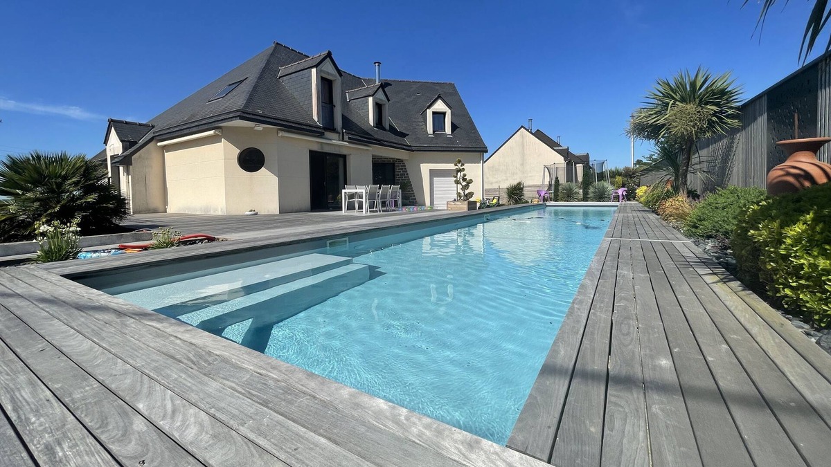 Montfort-sur-Meu Villa | Large villa with 20M pool