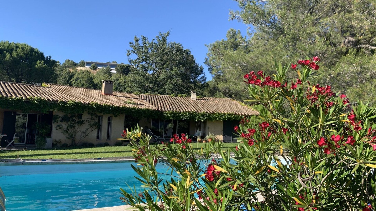 Le Tholonet House | Large villa with 5 bedrooms, swimming pool, tennis court, air conditioning, 10 minutes from Aix en Provence center.