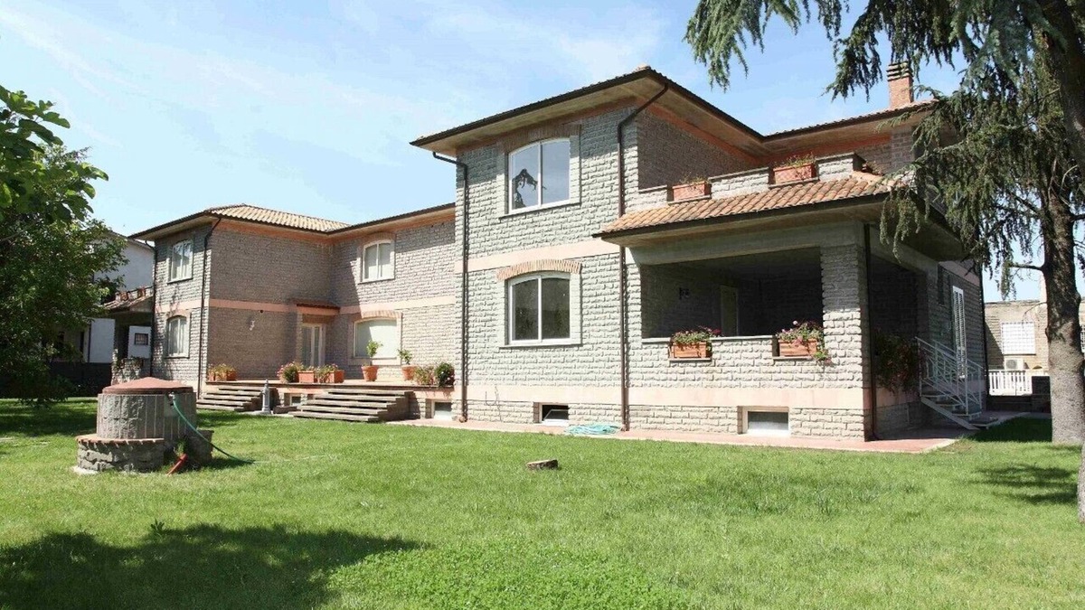 Monterosi Villa | Large villa with garden in center of town between lake and golf- Vallelunga